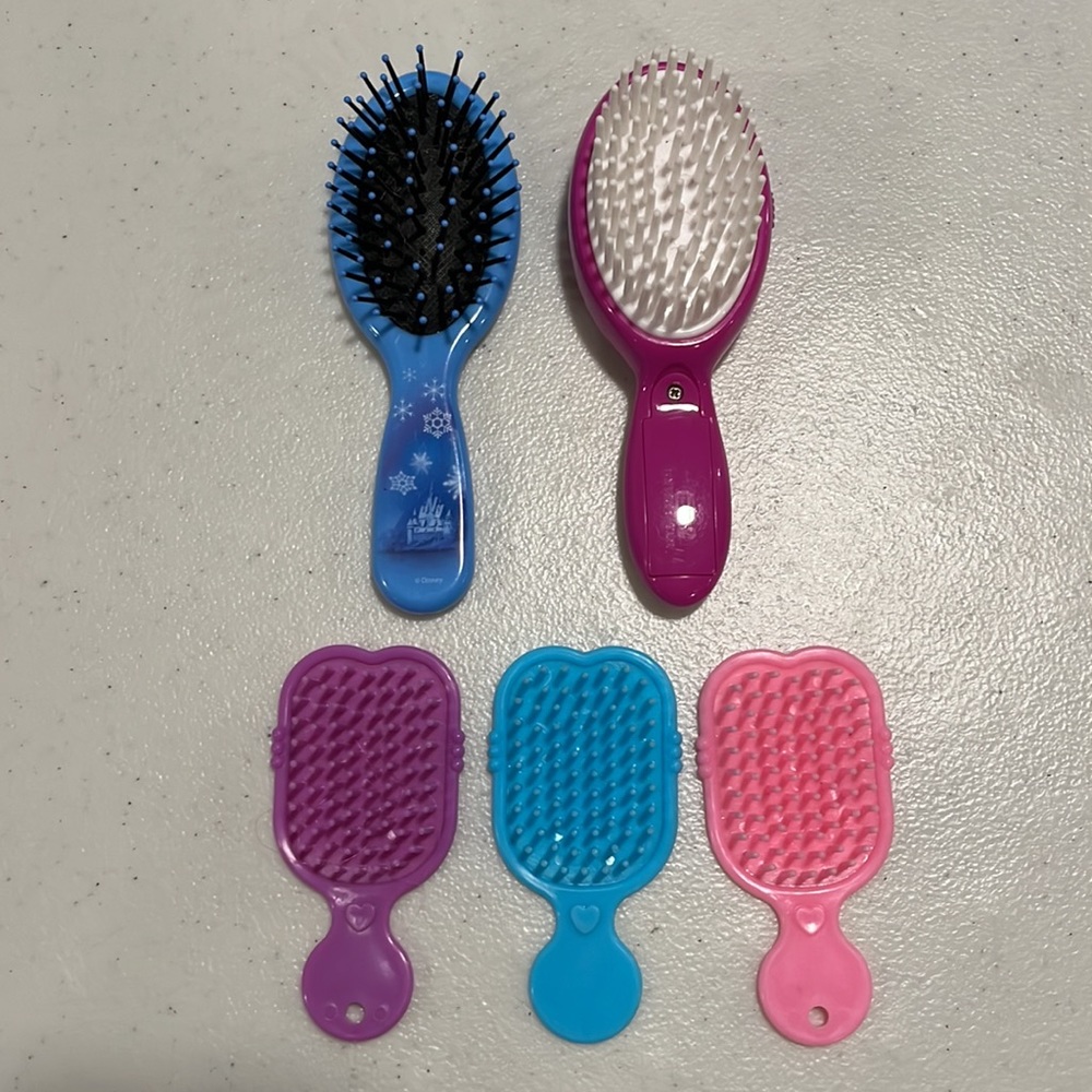 5 Princess Hairbrushes - Picture 2 of 3